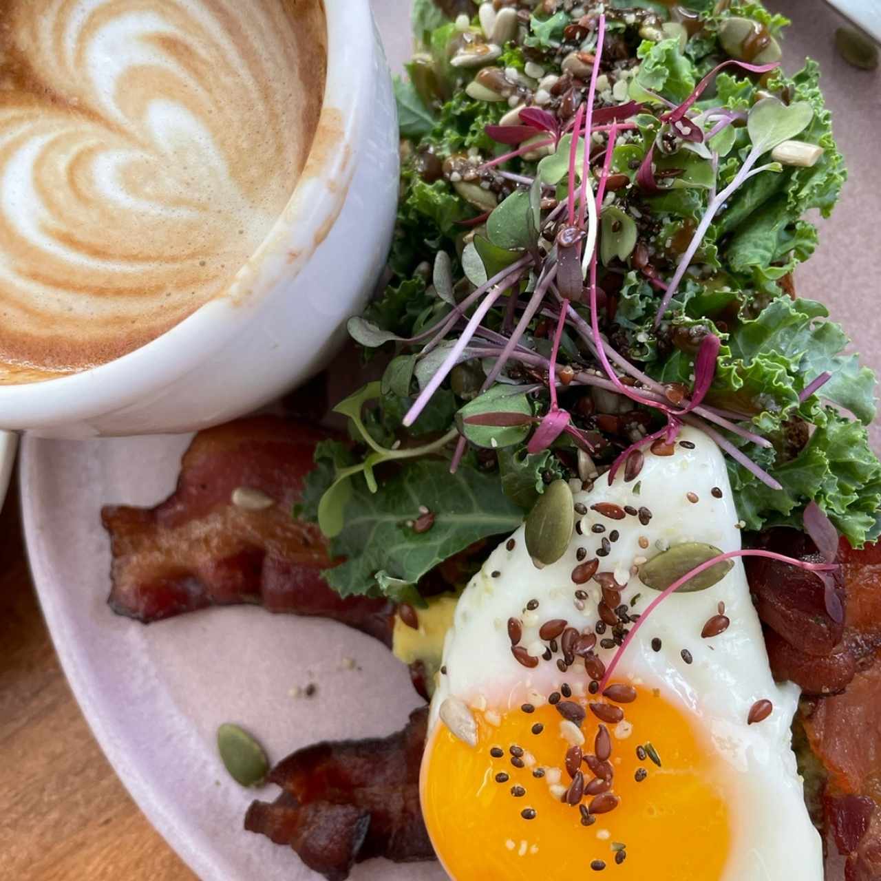 avocado toast con huevo y bacon