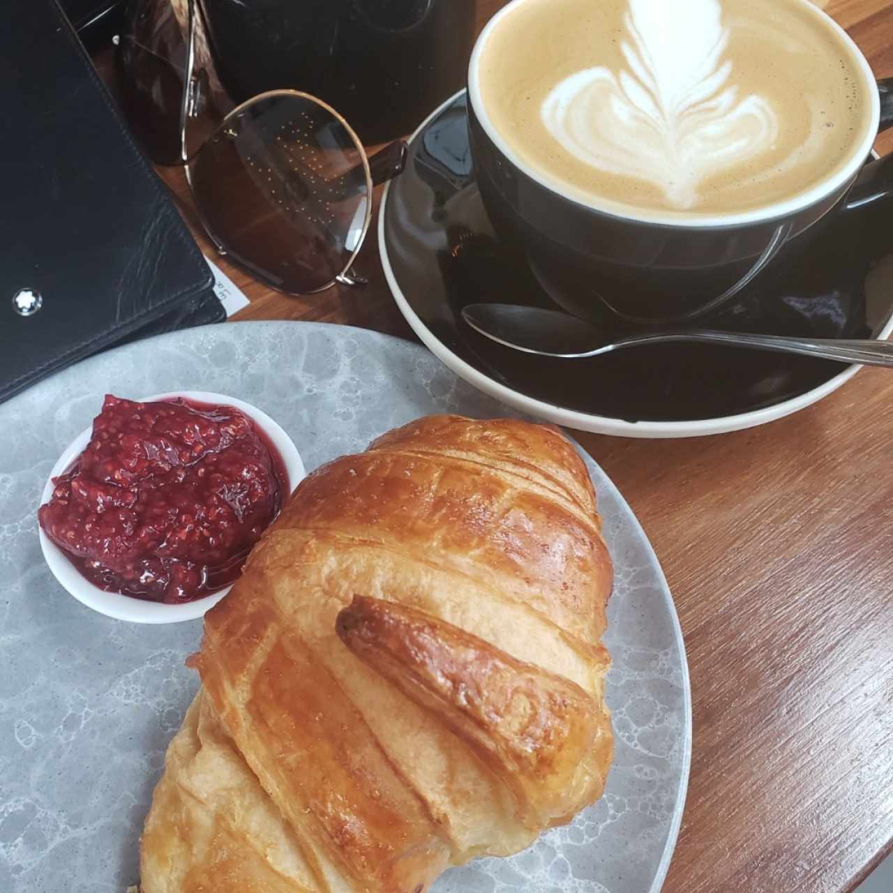 croissant y mermelada  