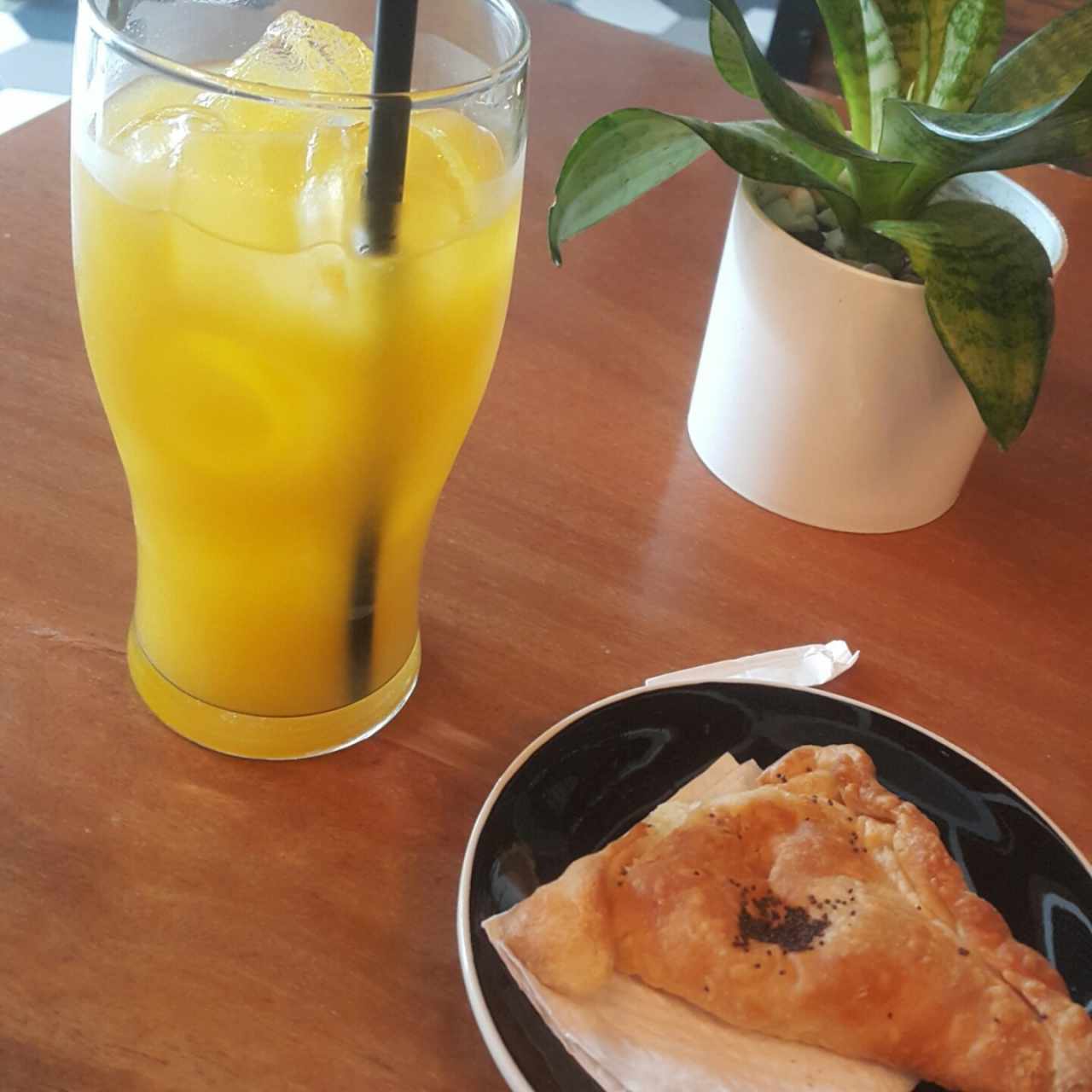 Jugo de naranja y empanada de pollo con champiñones 