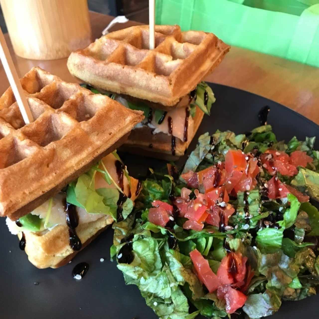 waffle con salmon