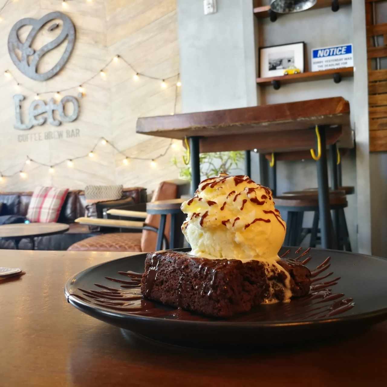 brownie con helado de vainilla