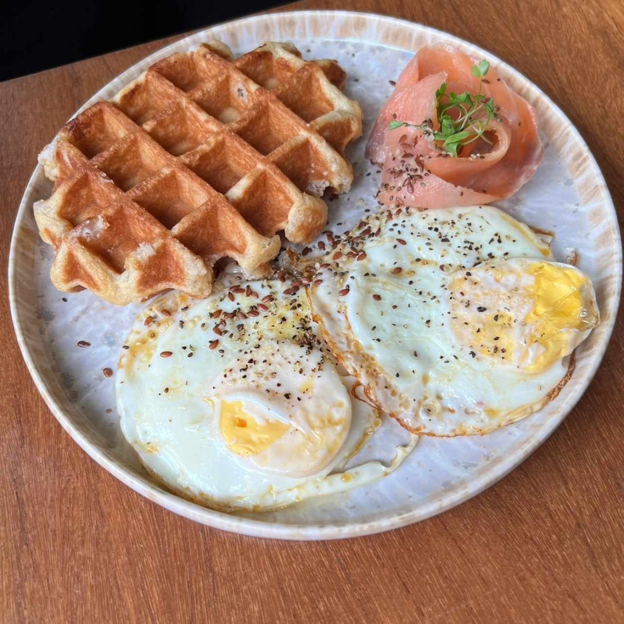 Waffles huevos y salmón 