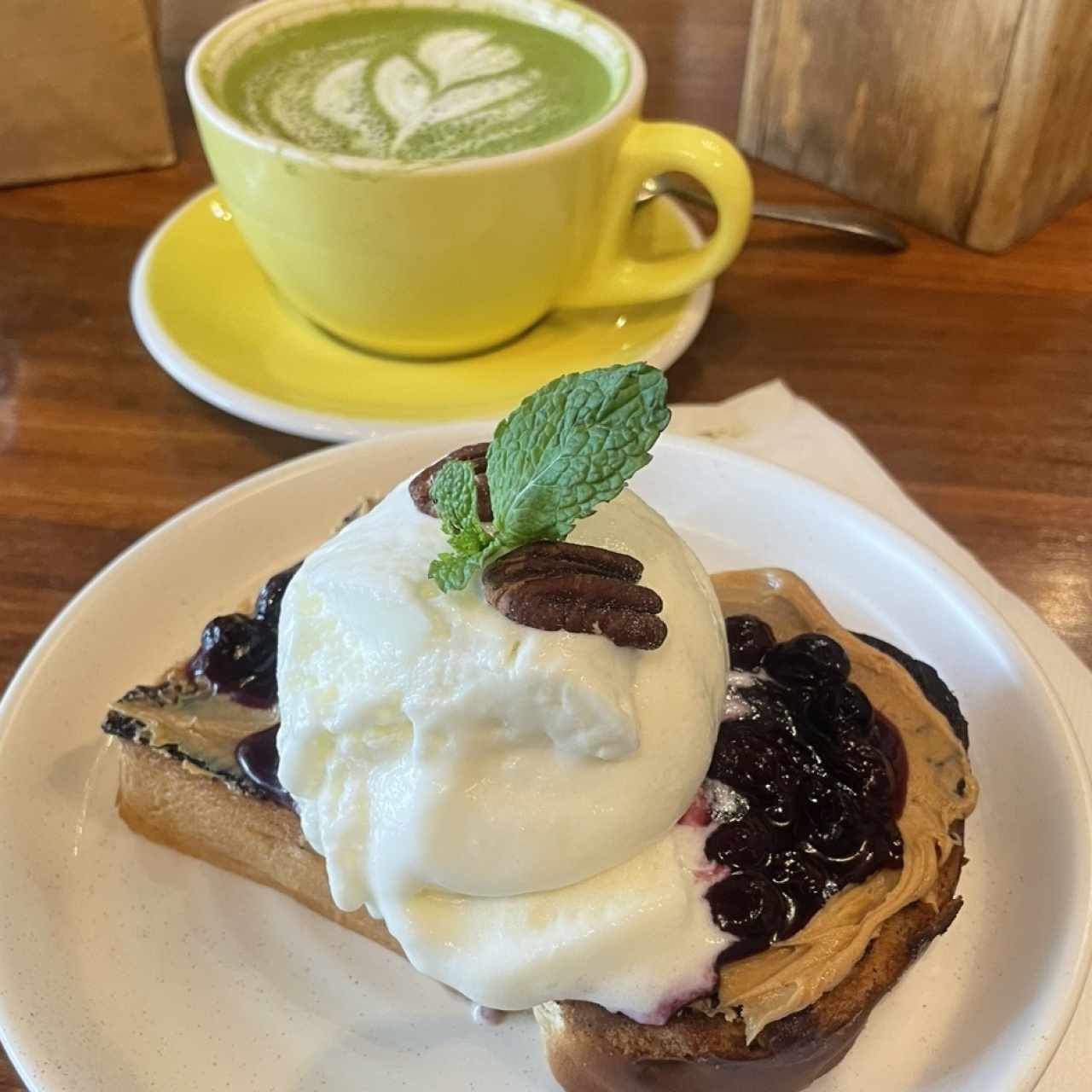 Tostada de brioche con helado