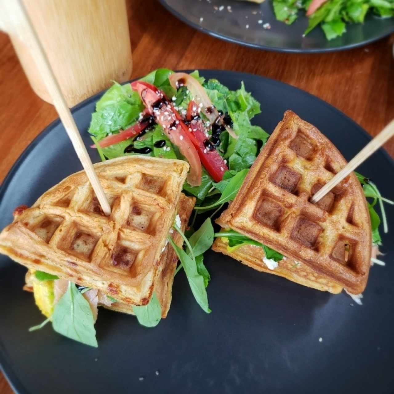 Waffle con salmón y aguacate