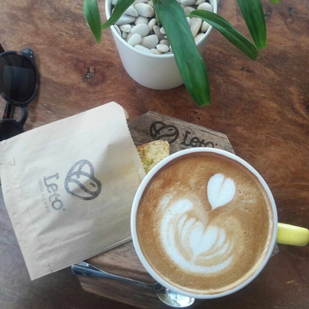 capuccino grande con leche de almendras y biscotti de pistacho con higos 