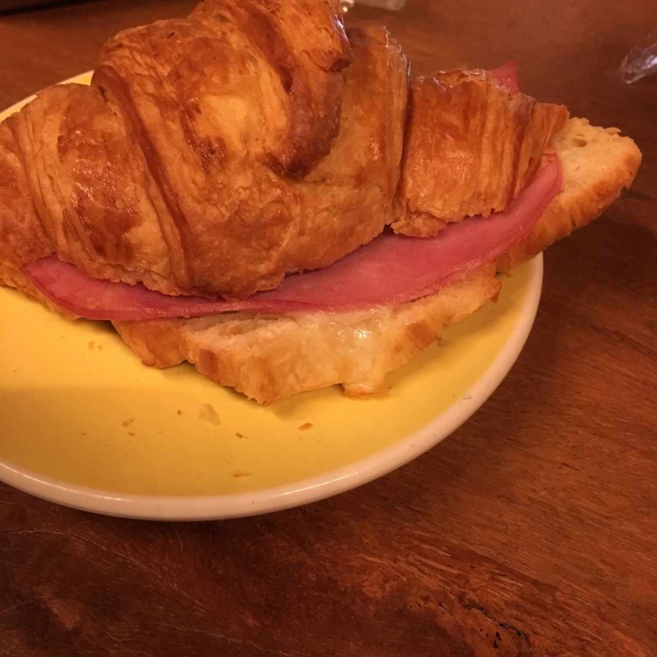 Croissant de jamón con queso