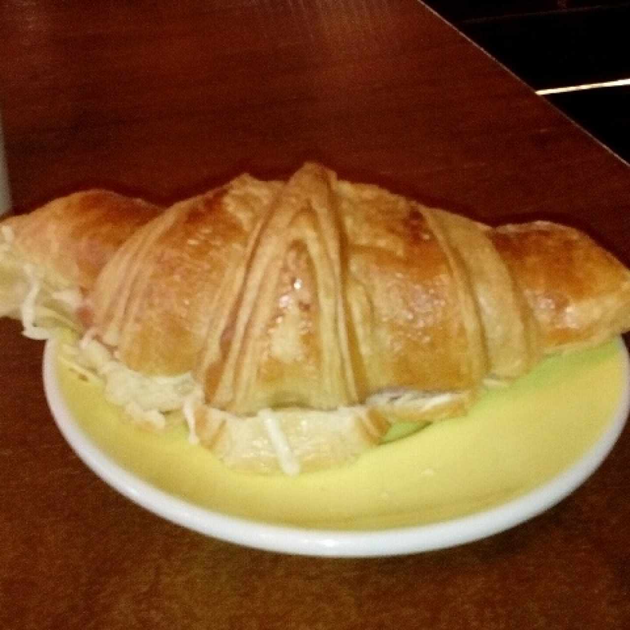 Croissant de jamón y queso