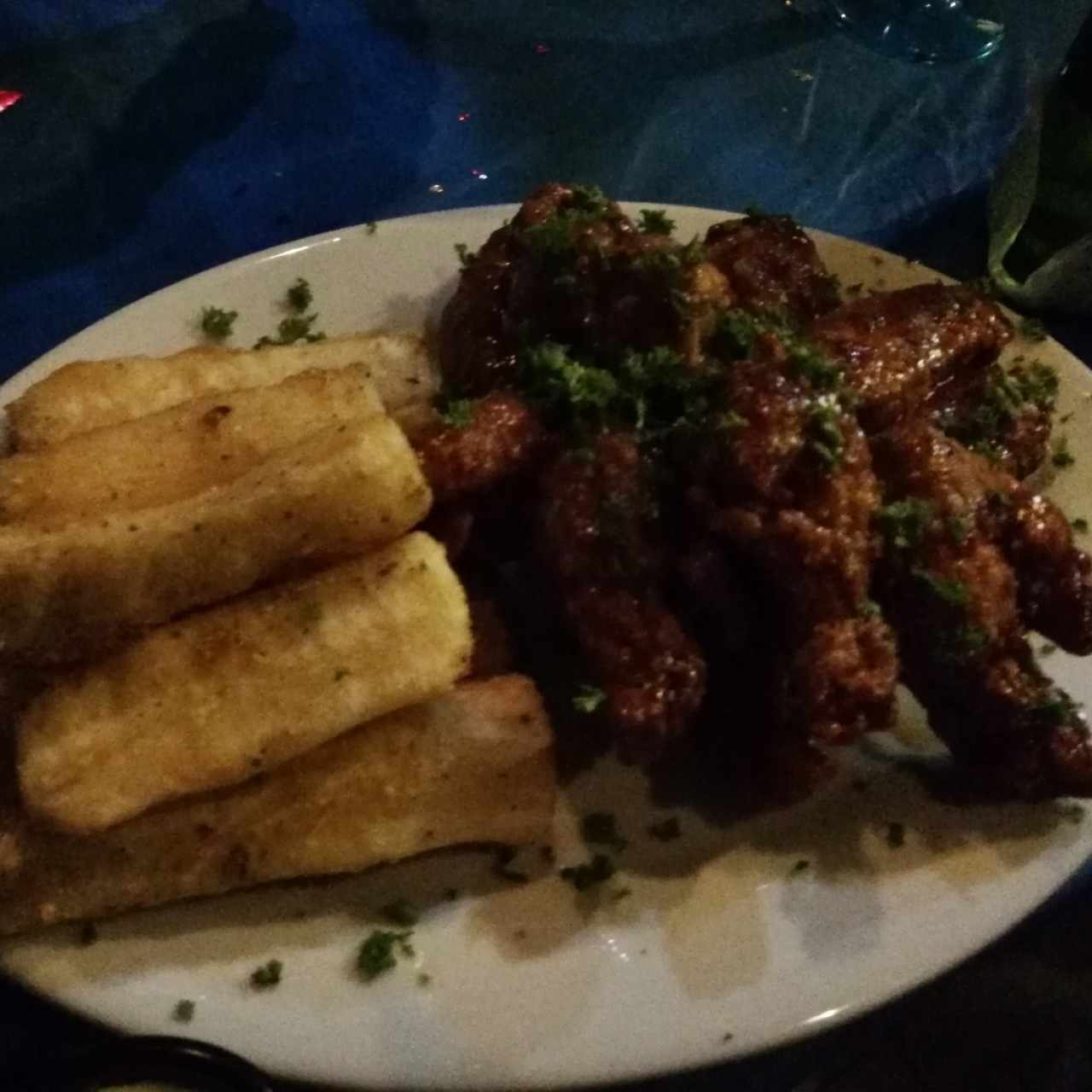 Alitas bbq y Yuca fritas