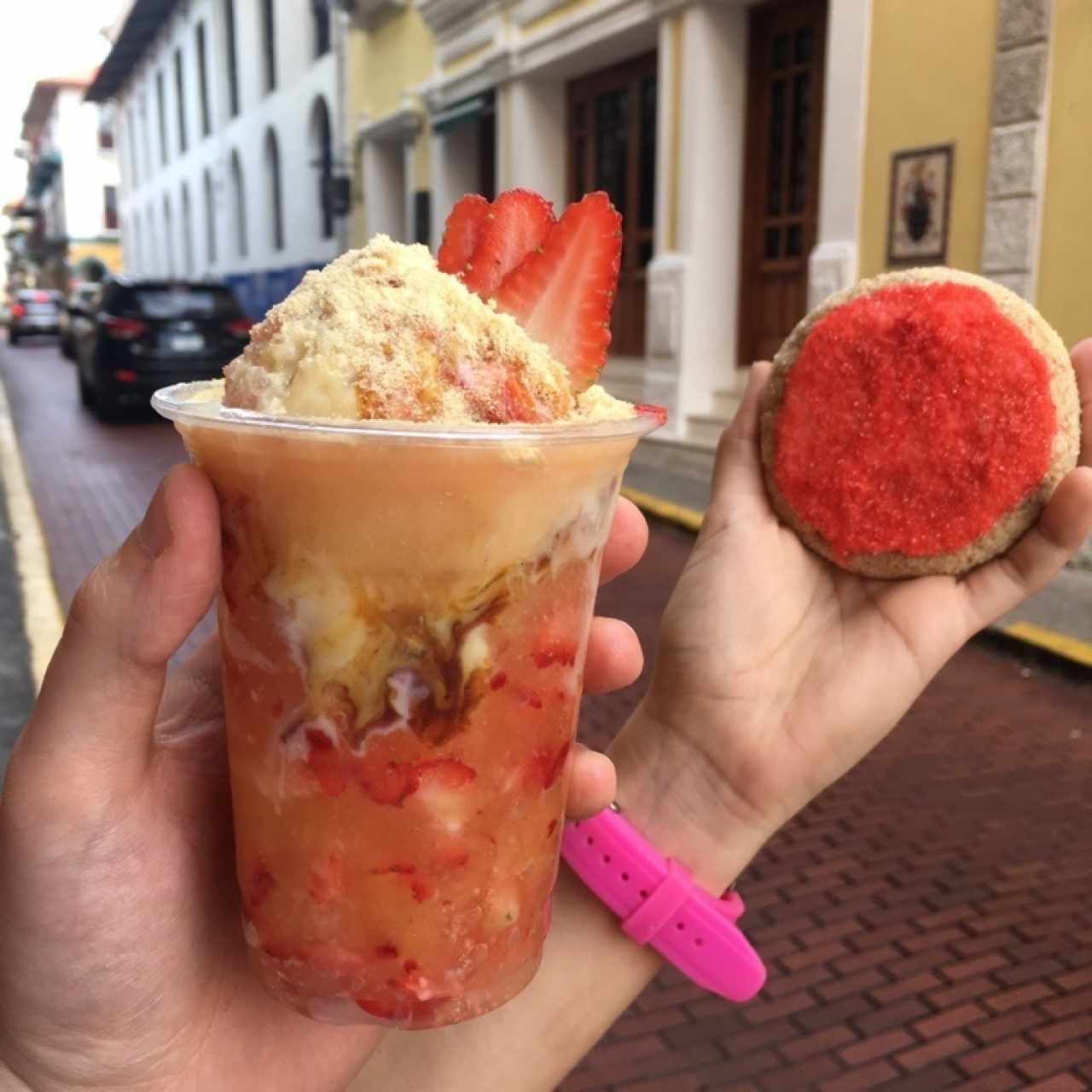 raspao de piña con fresas y cachete de chola