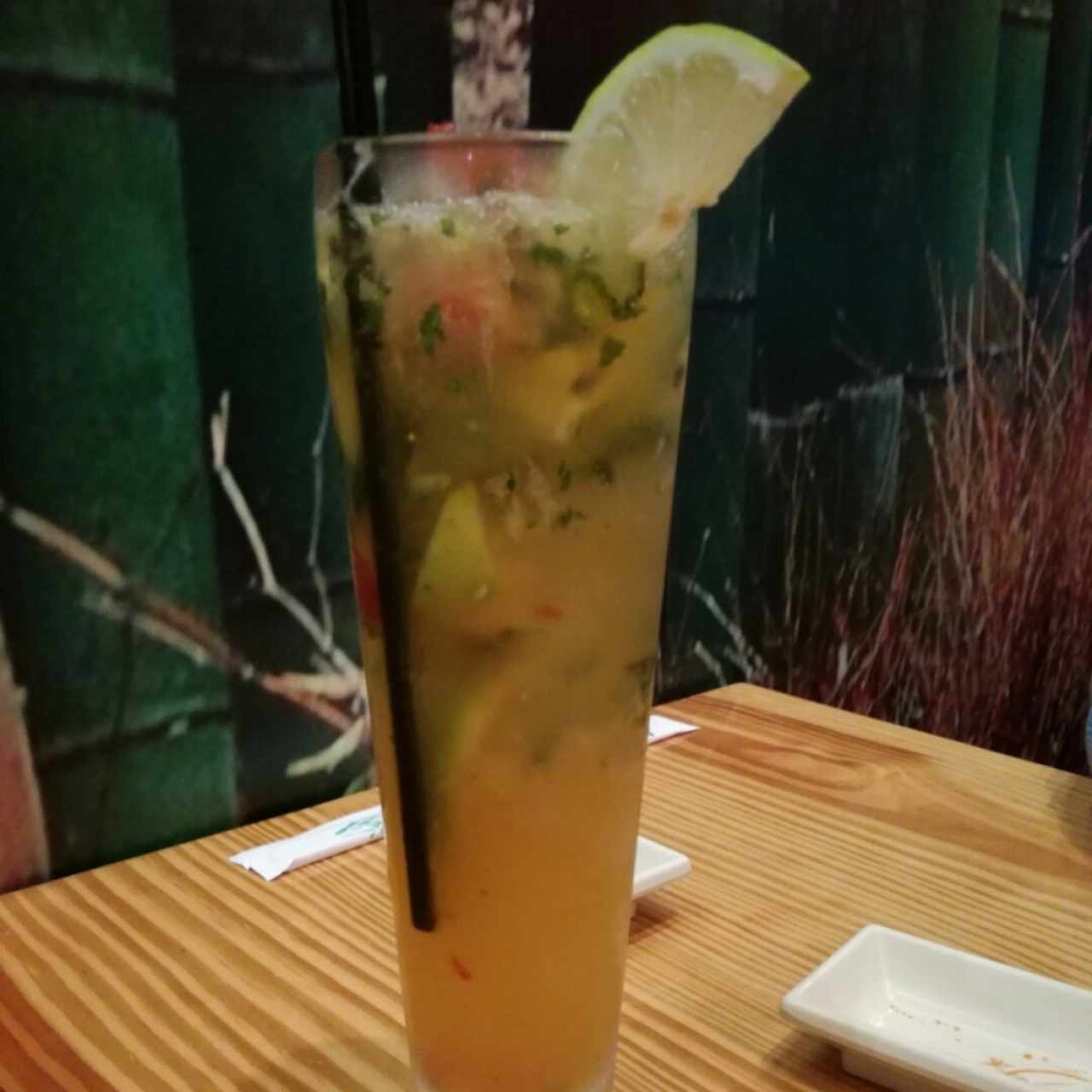 Mojito de limón, hierbabuena, maracuyá y piña.