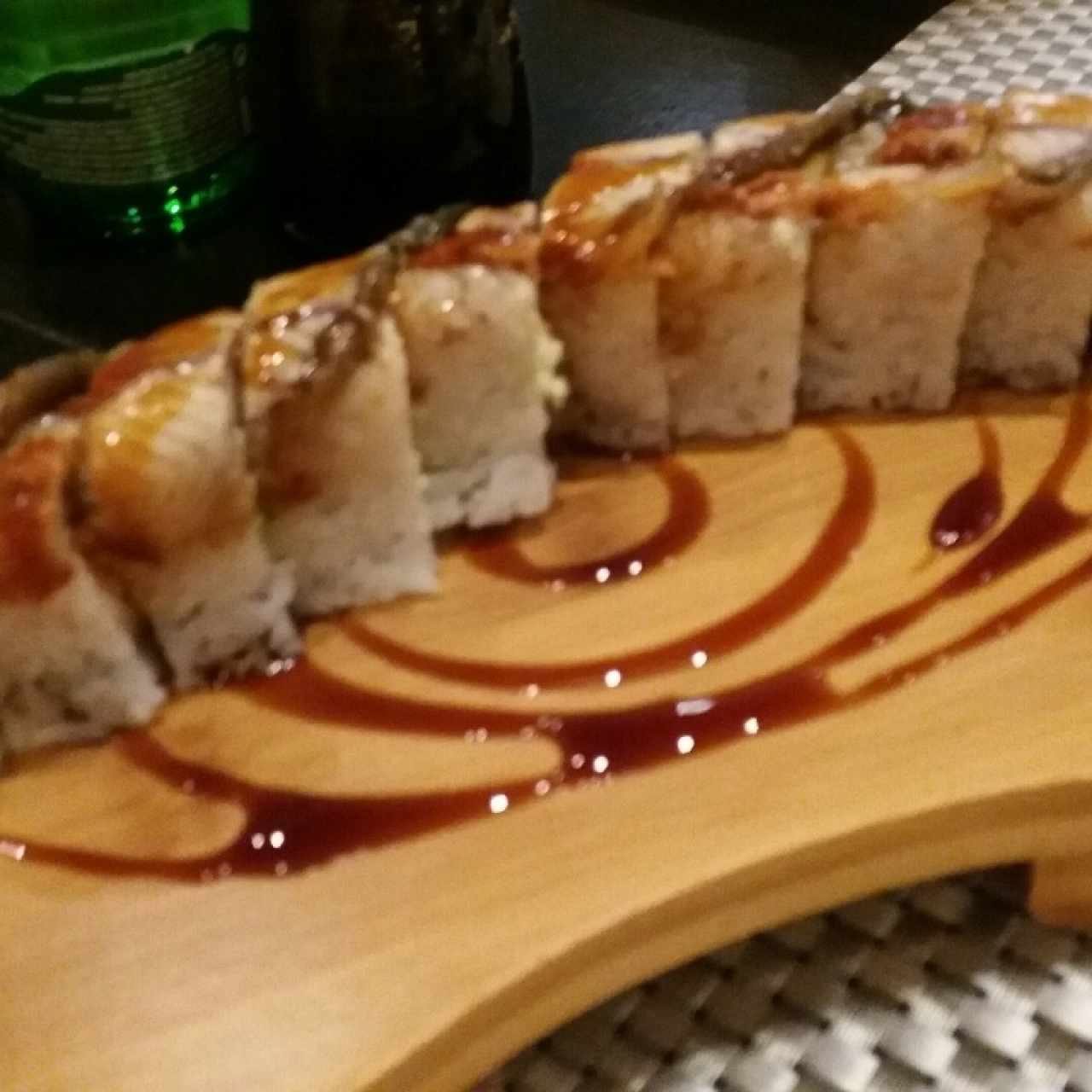 sushi de anguila de rest. Nómada en Strip Mall