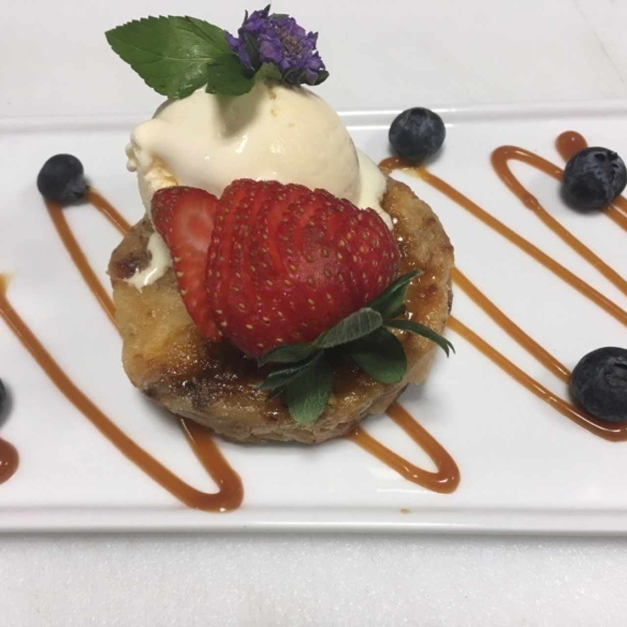 torta de pan con helado de vainilla con una base de caramelo 