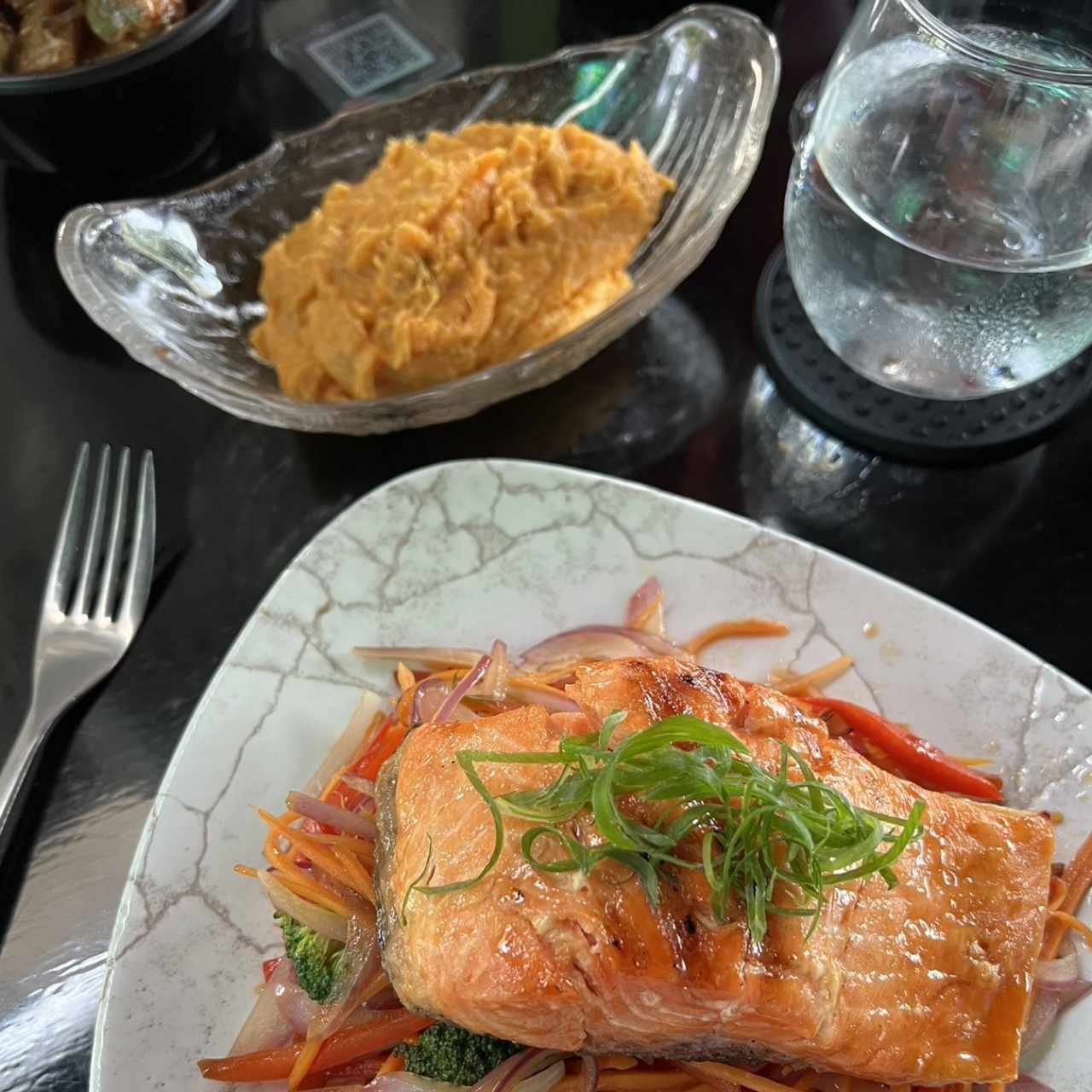 Salmon, vegetales y pire de campte