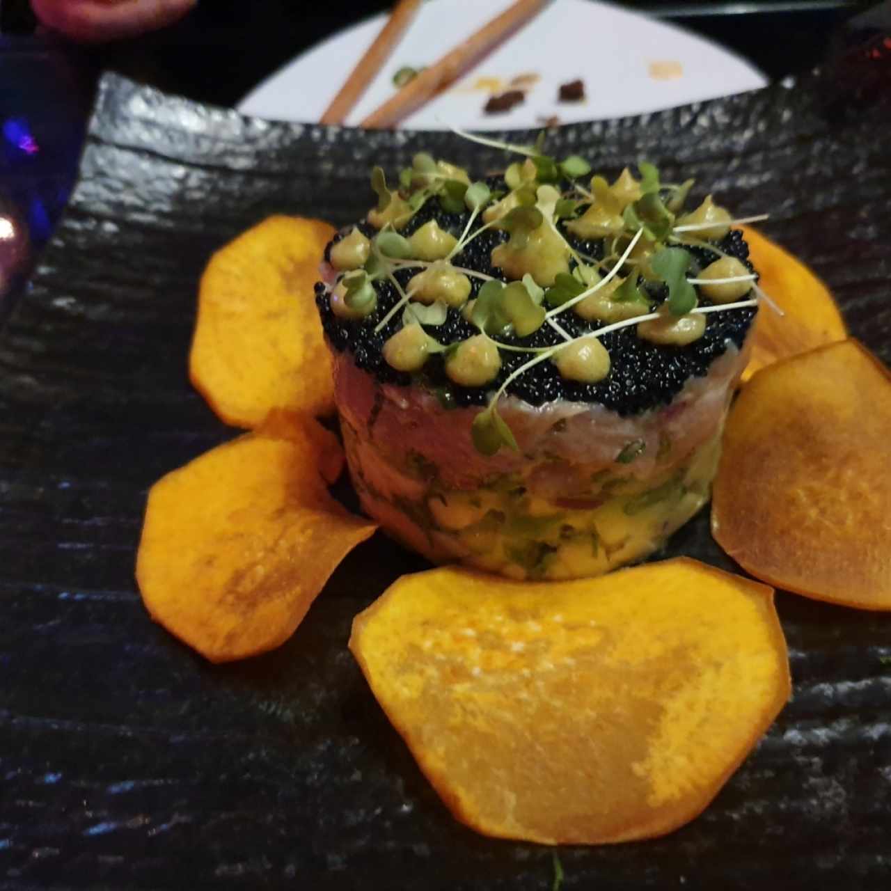 TARTAR DE SALMÓN Y CAVIAR NEGRO