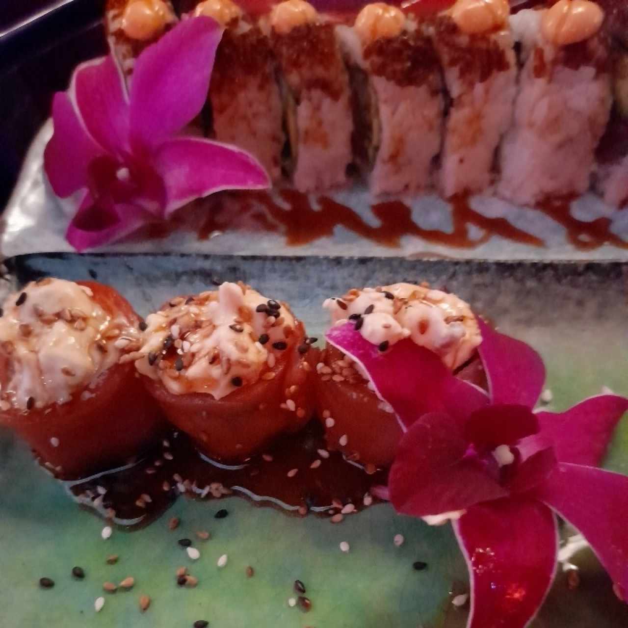 trío de rollos (salmon, atún y atún blanco) y unos rollos con camarones apanados.