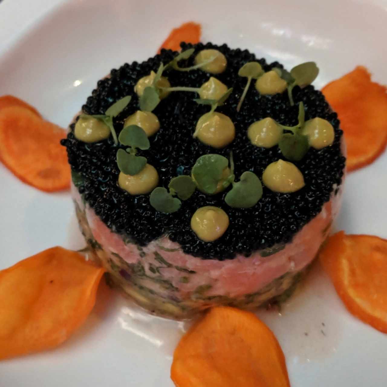 TARTAR DE ATÚN, AGUACATE Y CAVIAR