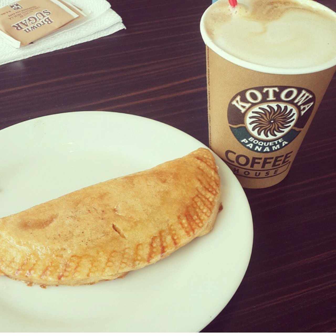 empanada de carne y capuccino