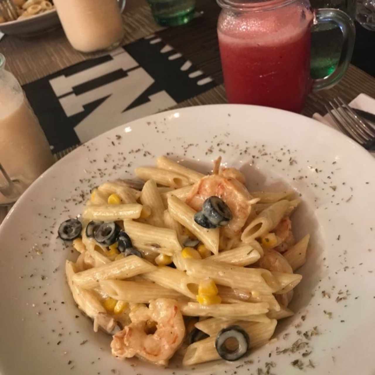 penne en salsa blanca con camarones/maíz y aceitunas negras 