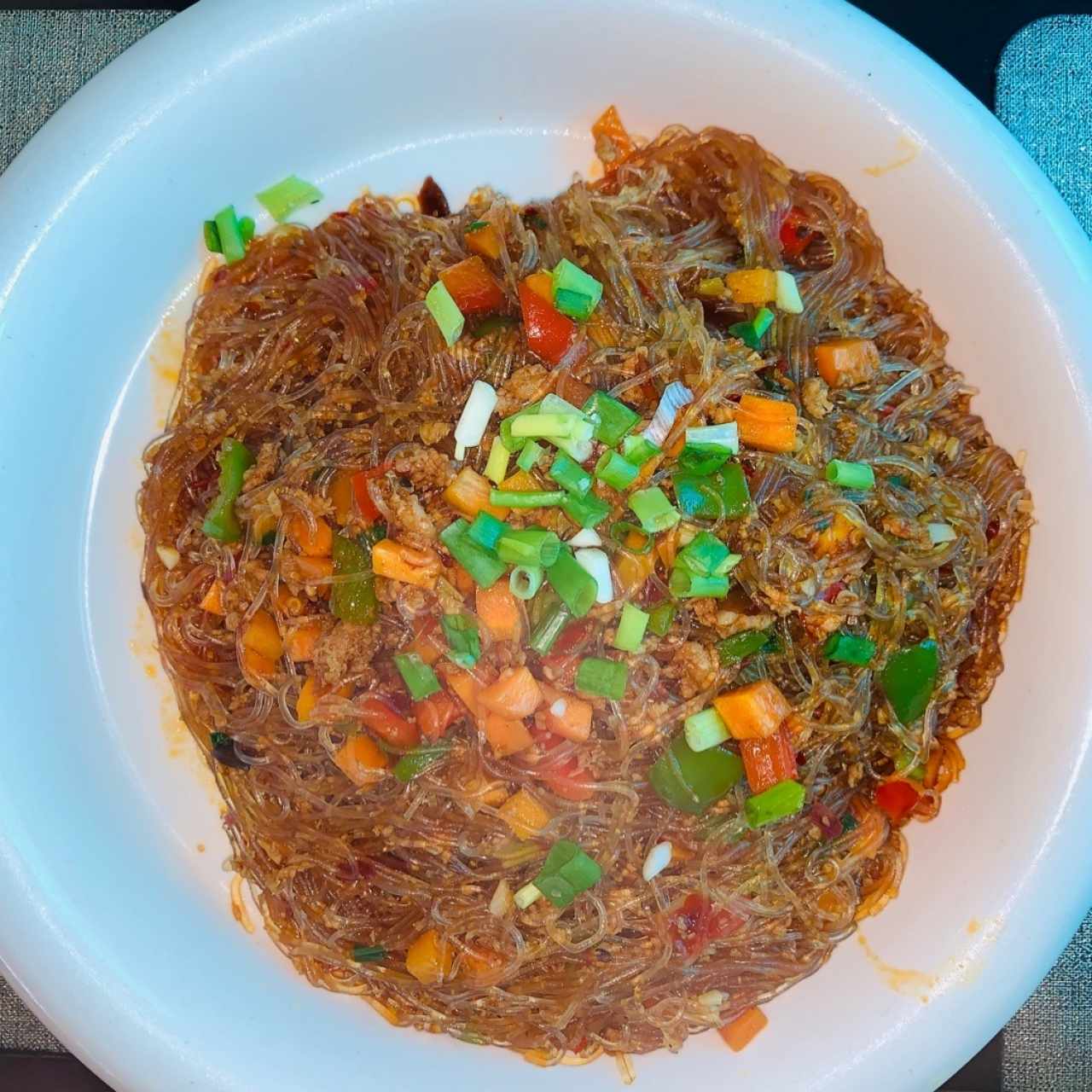 Fideos de arroz con picadillo de carne