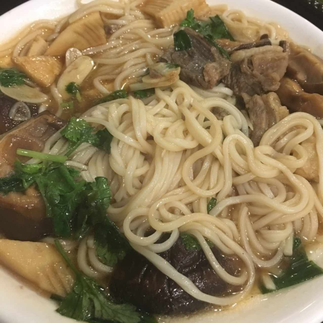 Sopa de fideos y carne