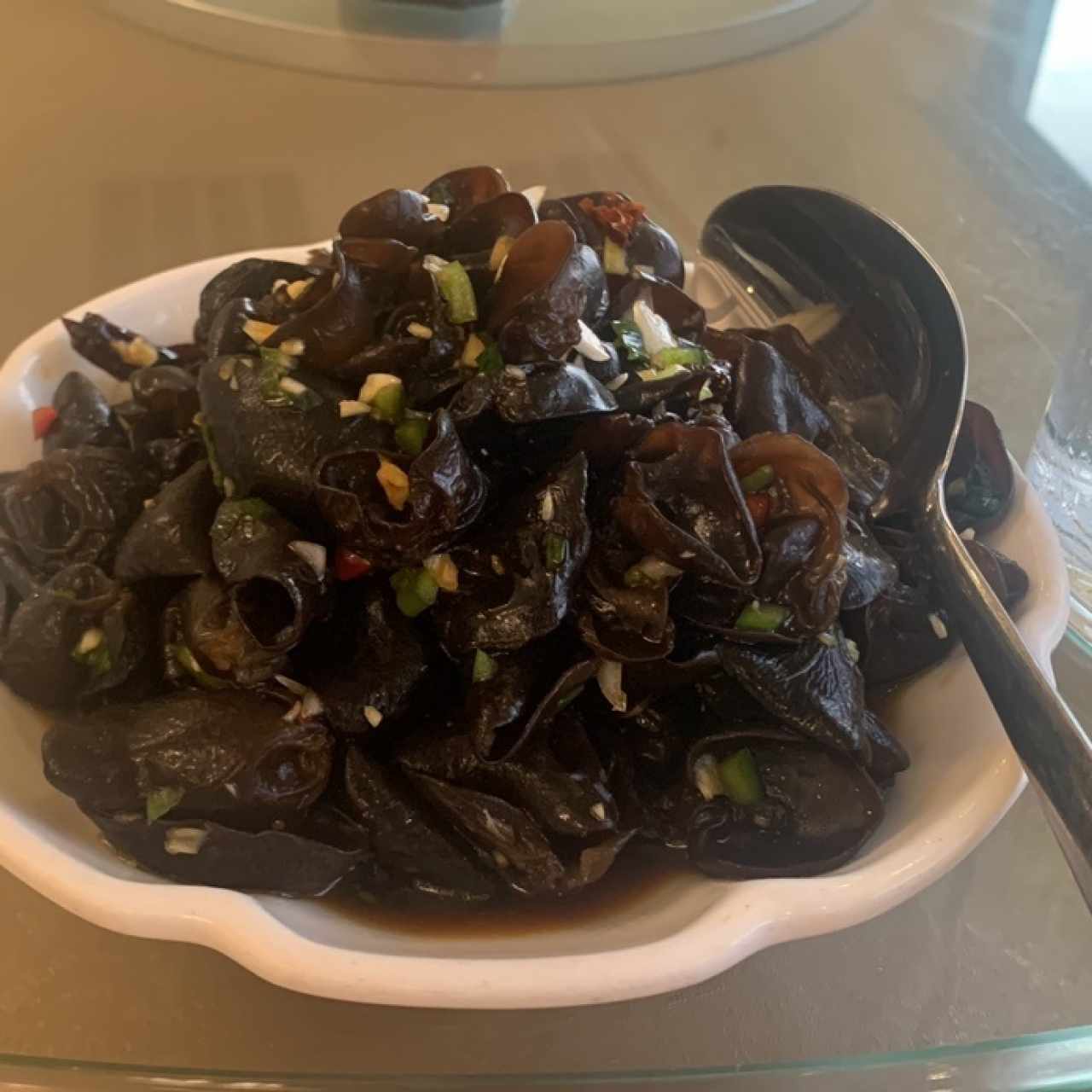 Ensalada de hongos negros