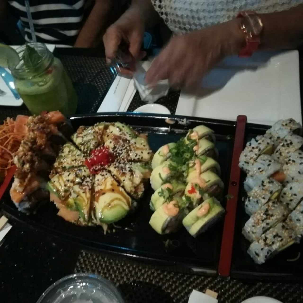 En este barco habían 3 clases de rollos y pizza de sushi