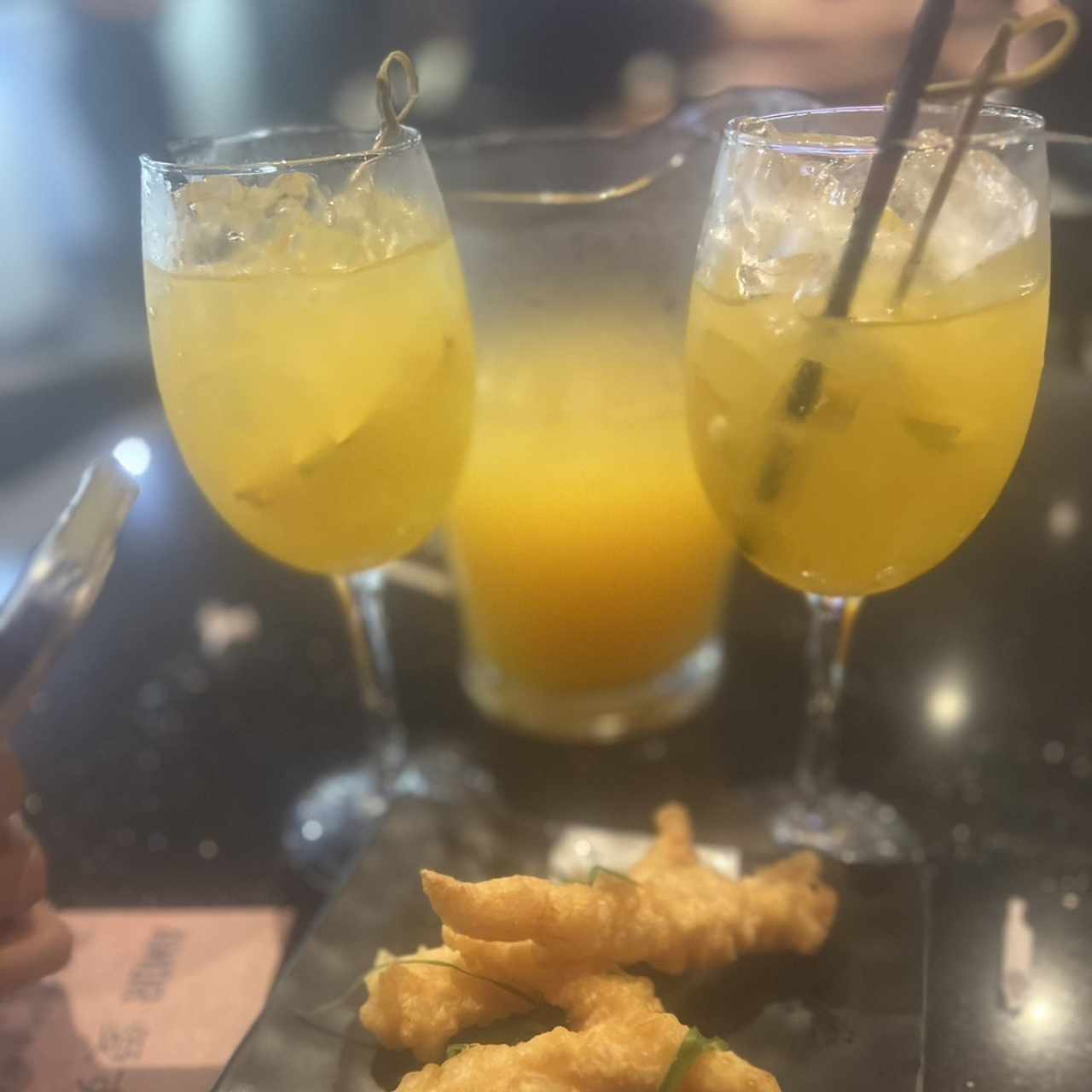 Sangria de Maracuyá y Langostinos tempura