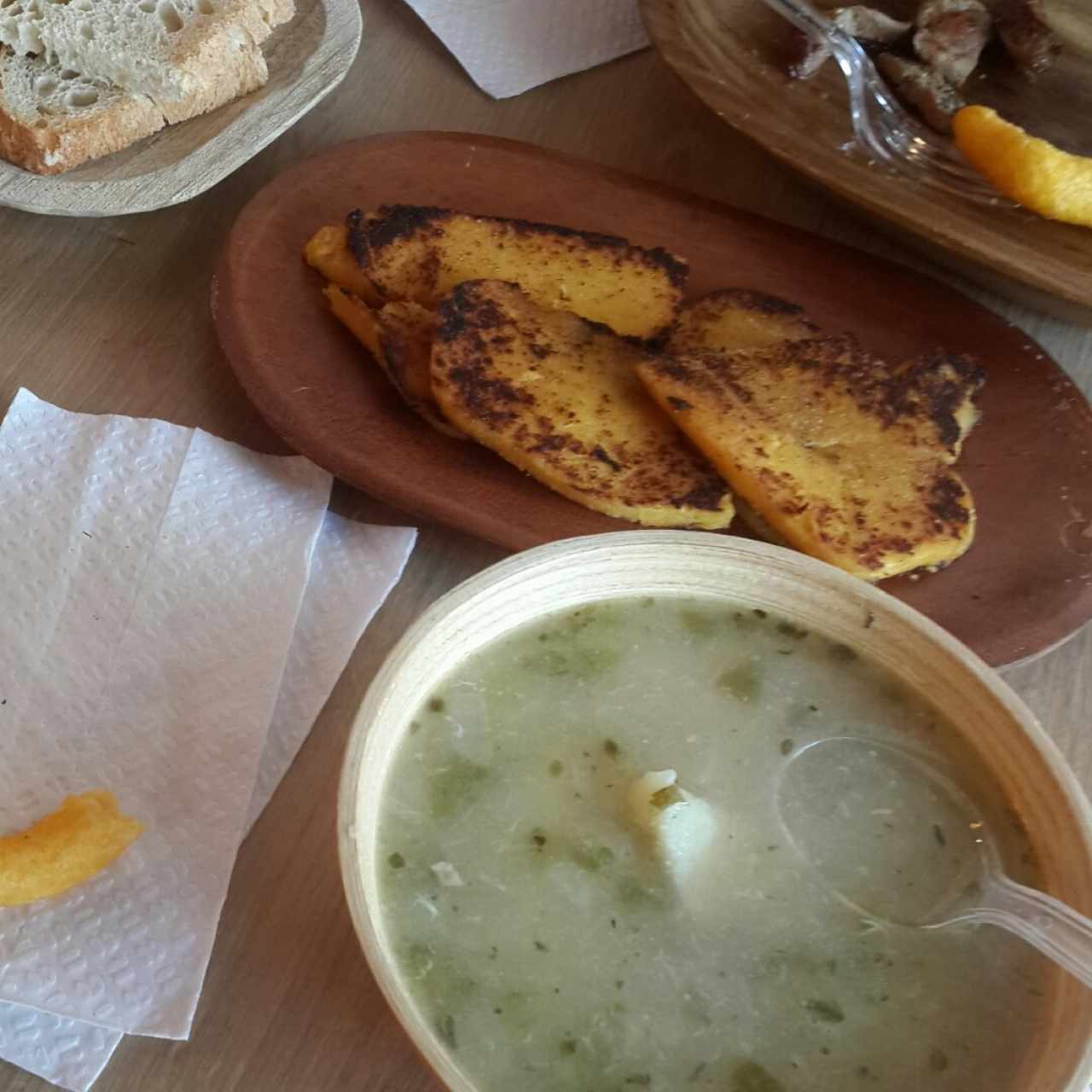 sancocho, anillos de maiz, tasajo, almojabano y pan de la casa.