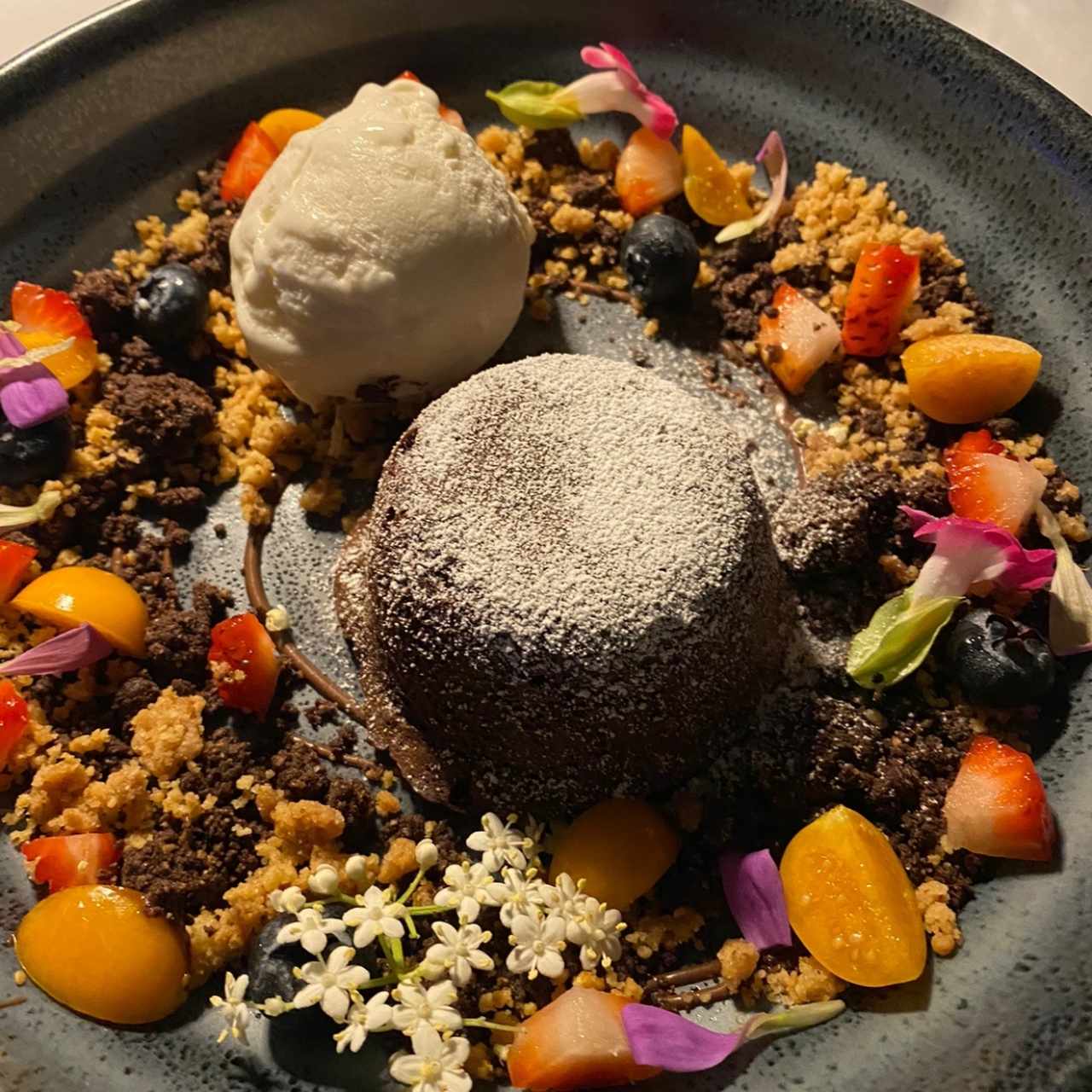 Volcán de chocolate con helado de vainilla