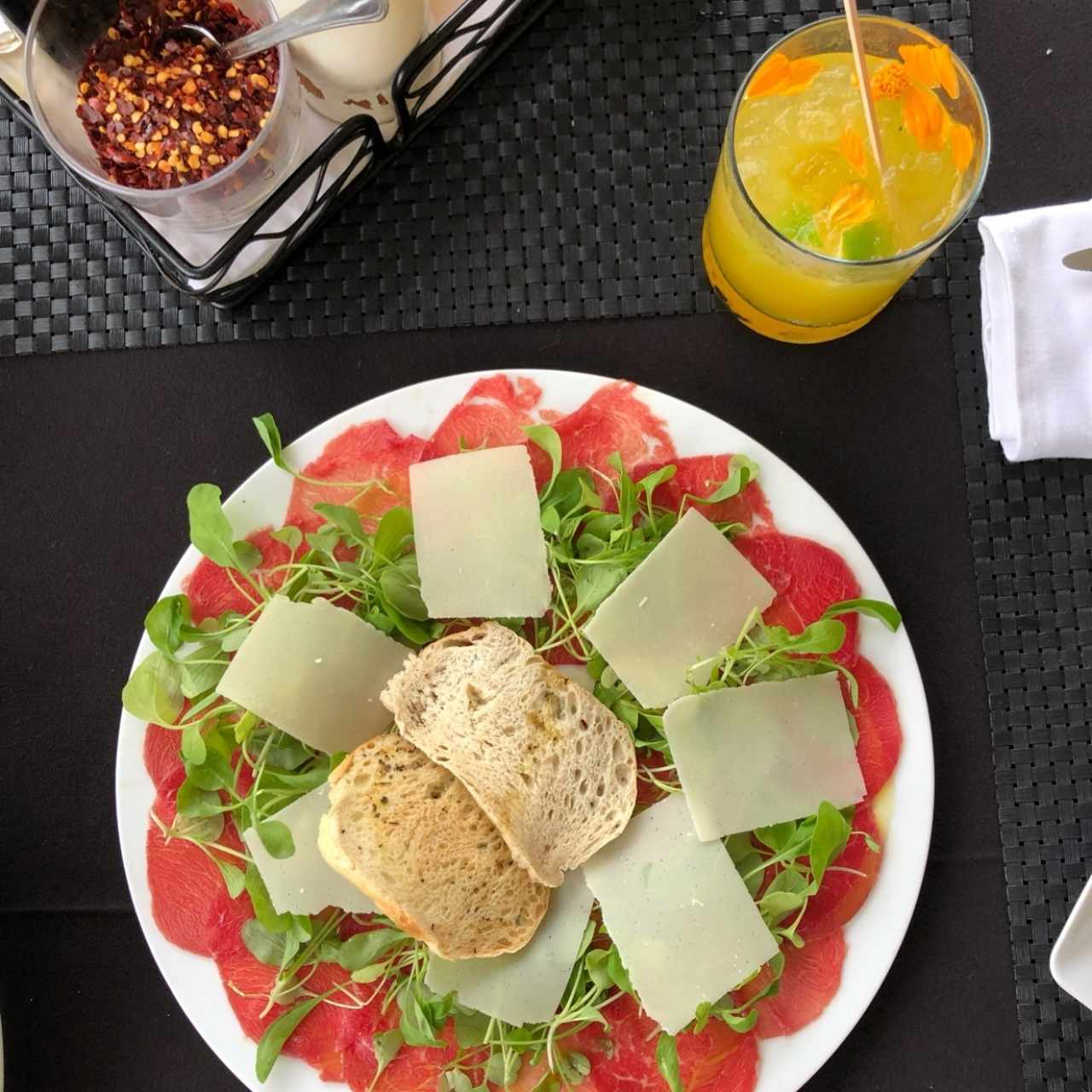 carpaccio de res y caipiriña de maracuyá