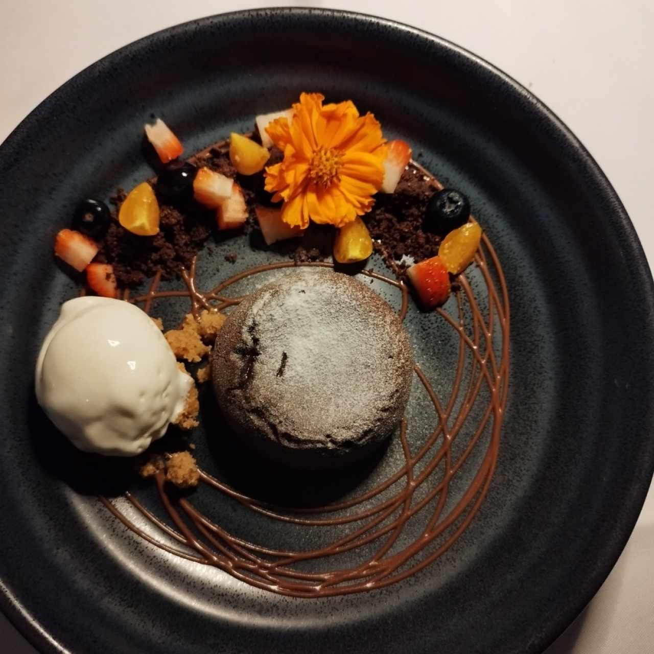 Volcán de chocolate con helado de vainilla