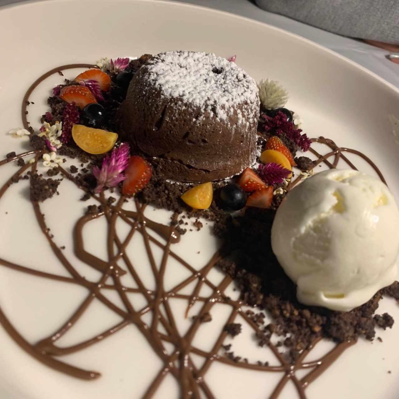 Volcán de chocolate con helado de vainilla