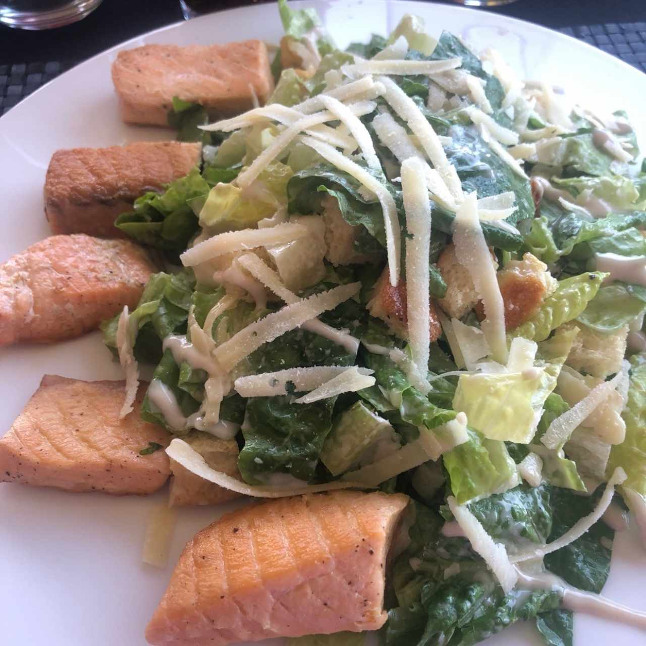 ensalada cesar con salmon 