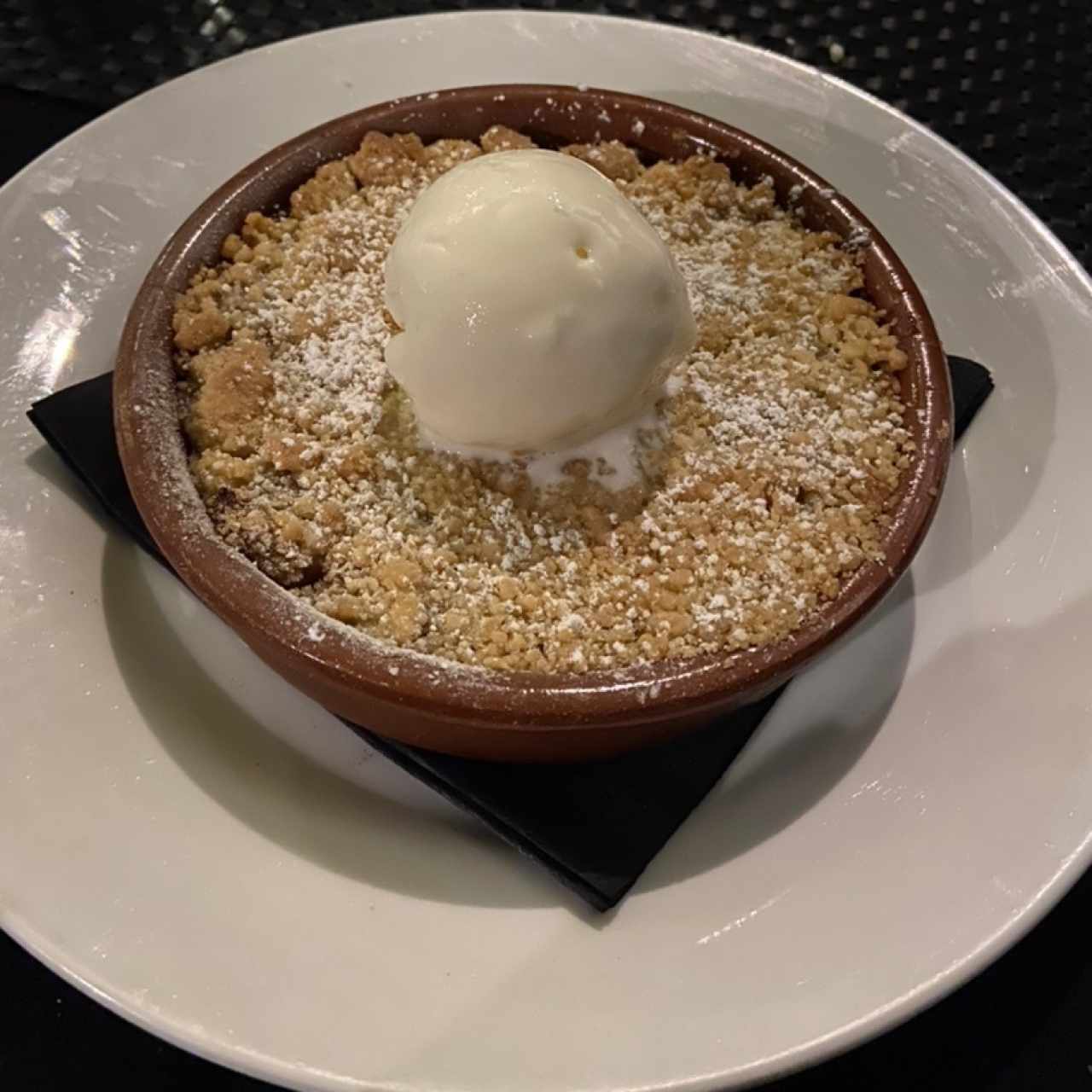 Apple Crumble con helado.