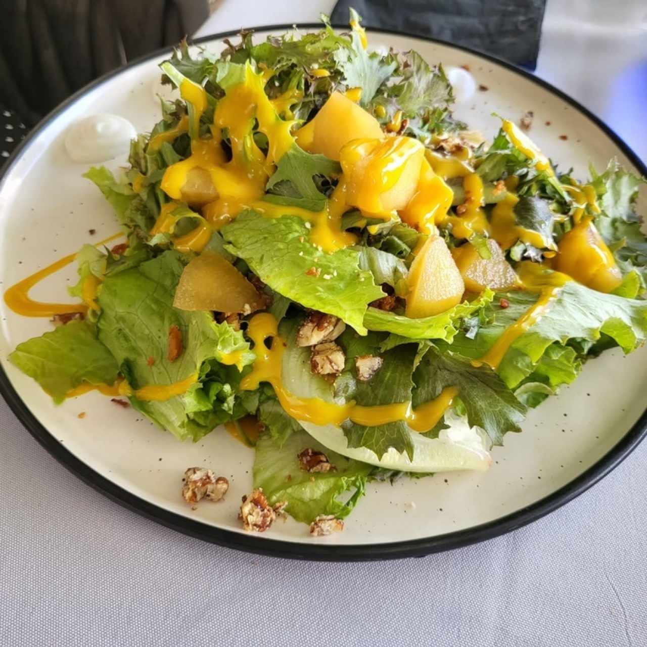 Ensalada de lechuga romana con manzana y queso cabra 