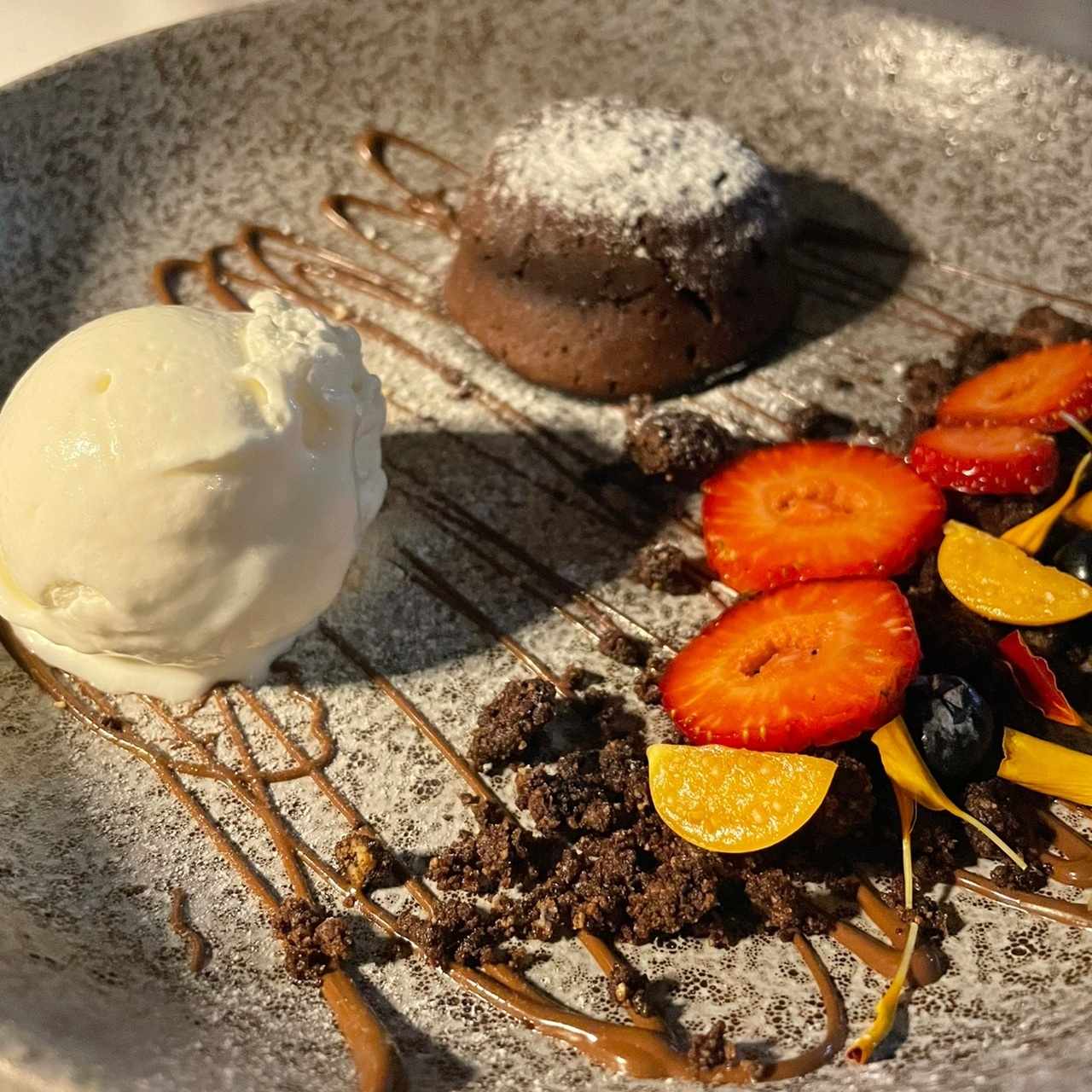 Volcán de chocolate con helado de vainilla