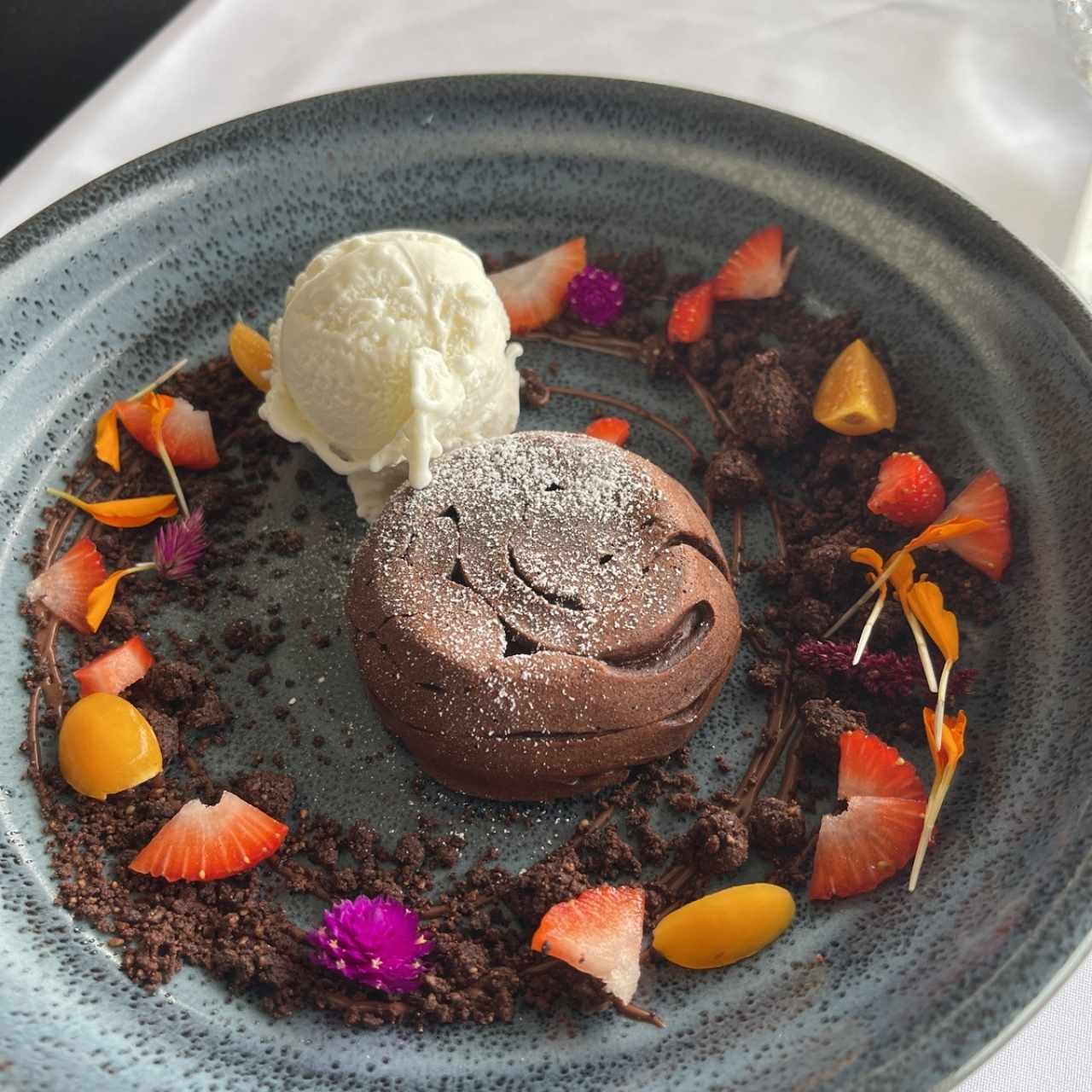 Volcán de chocolate con helado de vainilla