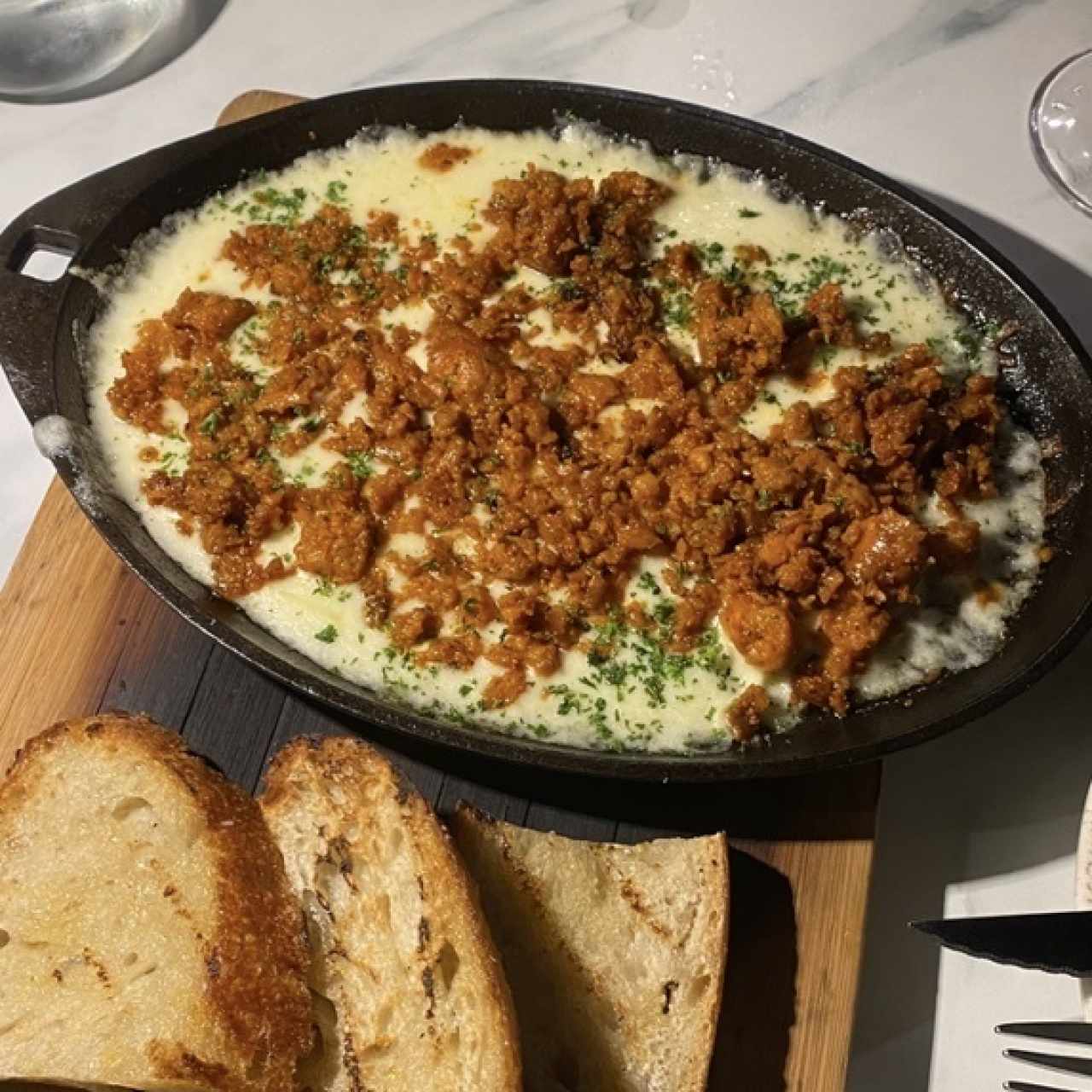 Queso Fundido con Chorizo 