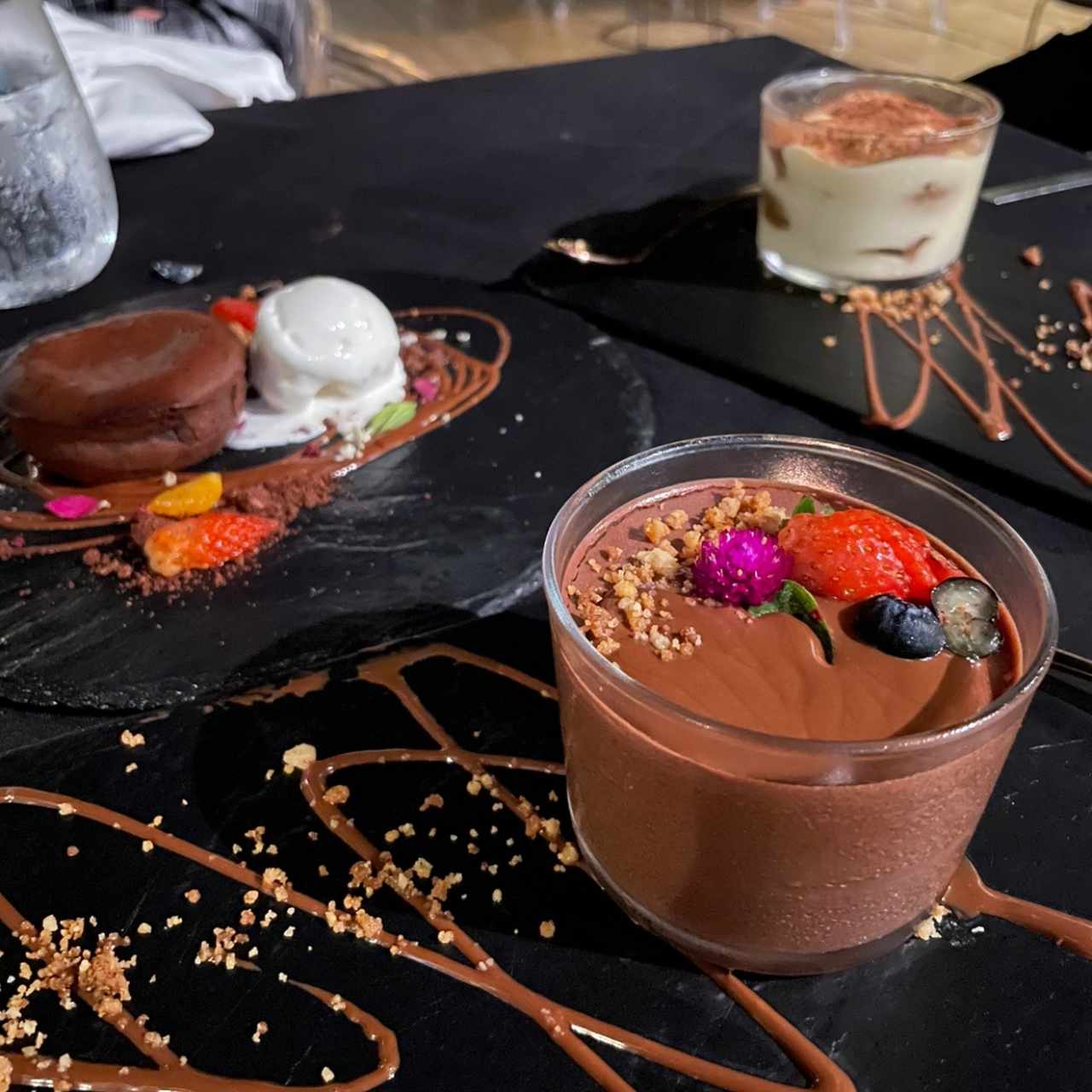 Mousse de chocolate, tiramisu y volcan de chocolate con helado