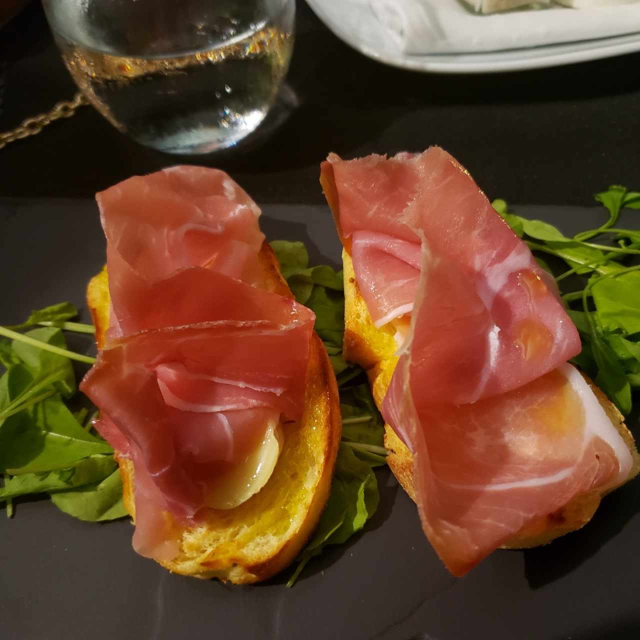 Bruschetas con queso brie y jamón serrano