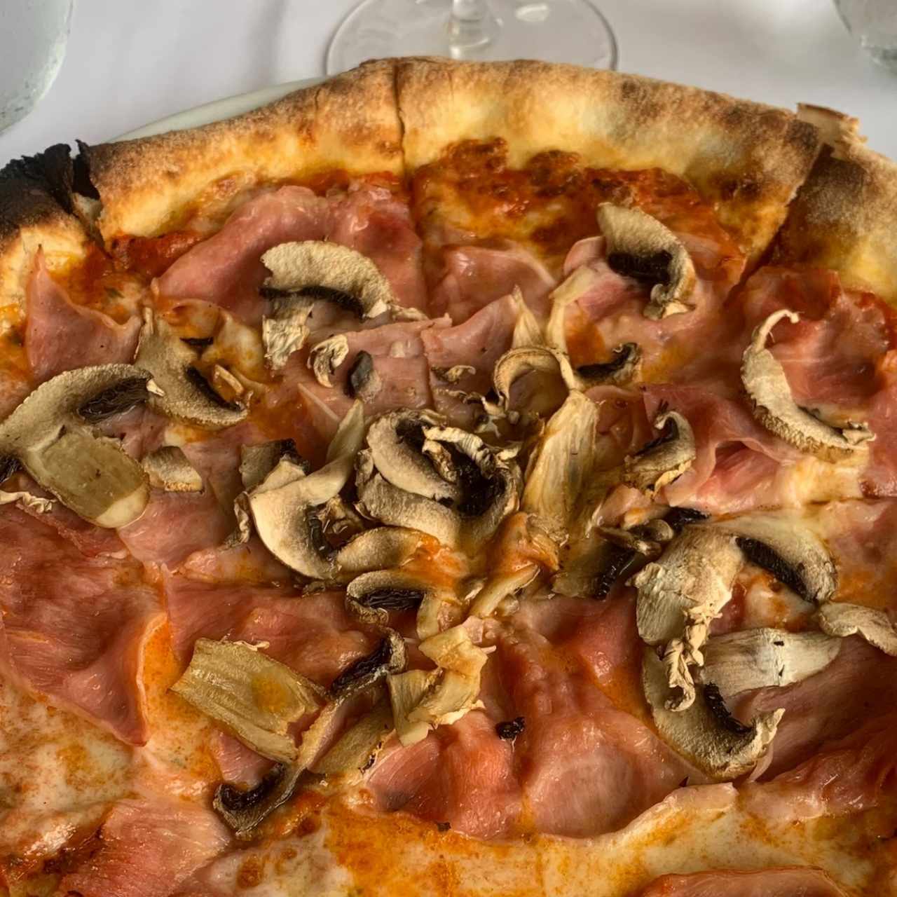 Pizza de Prosciutto y hongos