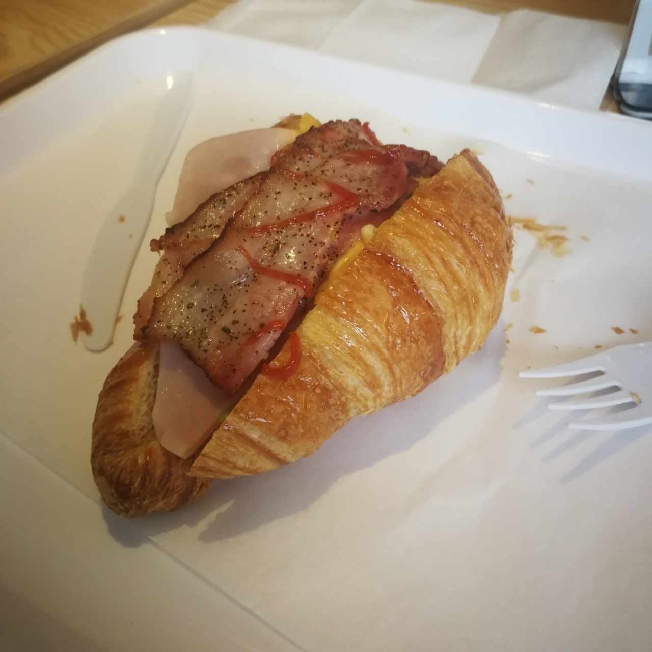 croissant de bacon, jamón y queso