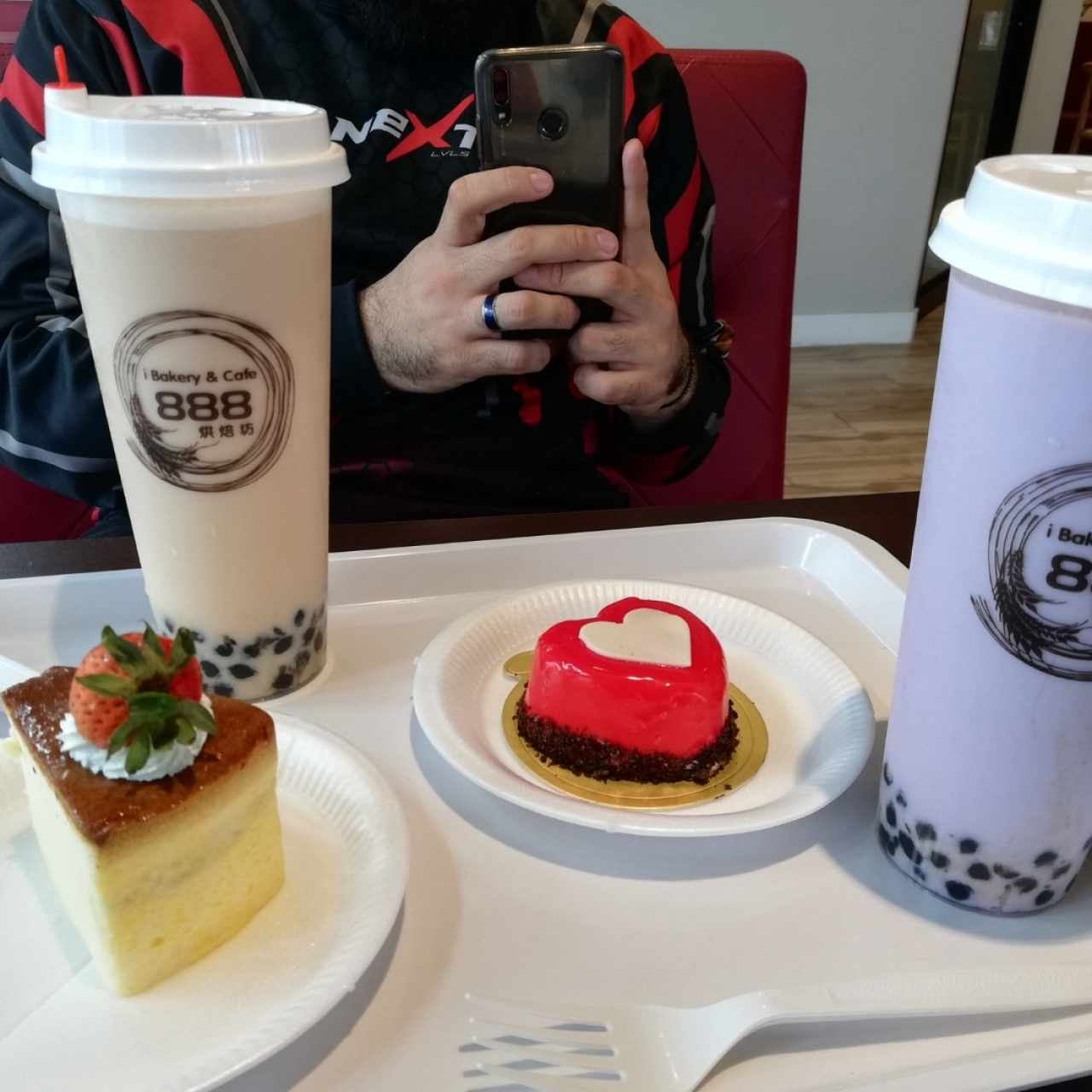 bubble teas de jazmín & taro / cheesecake de fresa