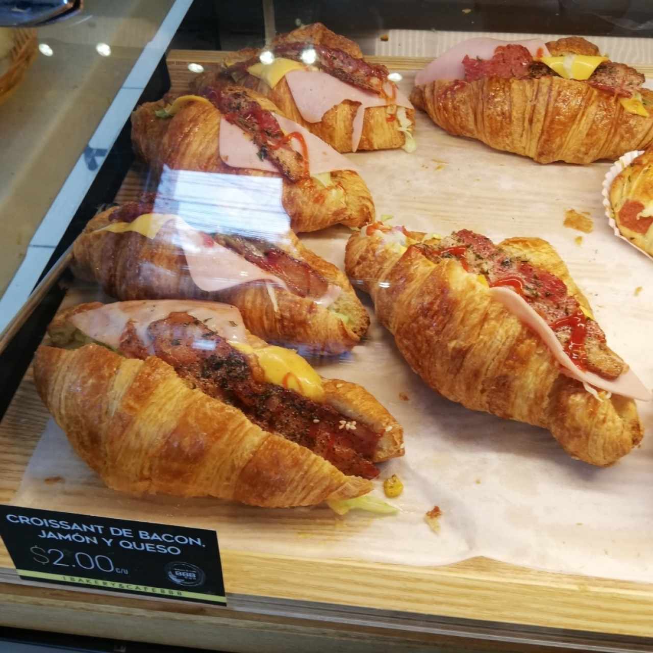 crouissant de bacon jamon y queso