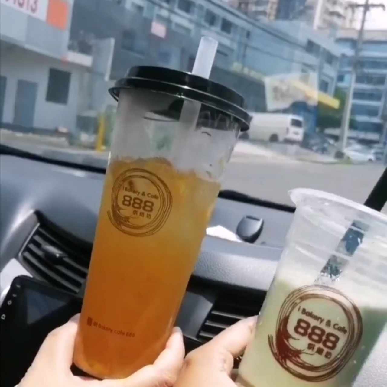 Té de jazmin con Maracuyá (izq) y bubble tea de matcha (der). 