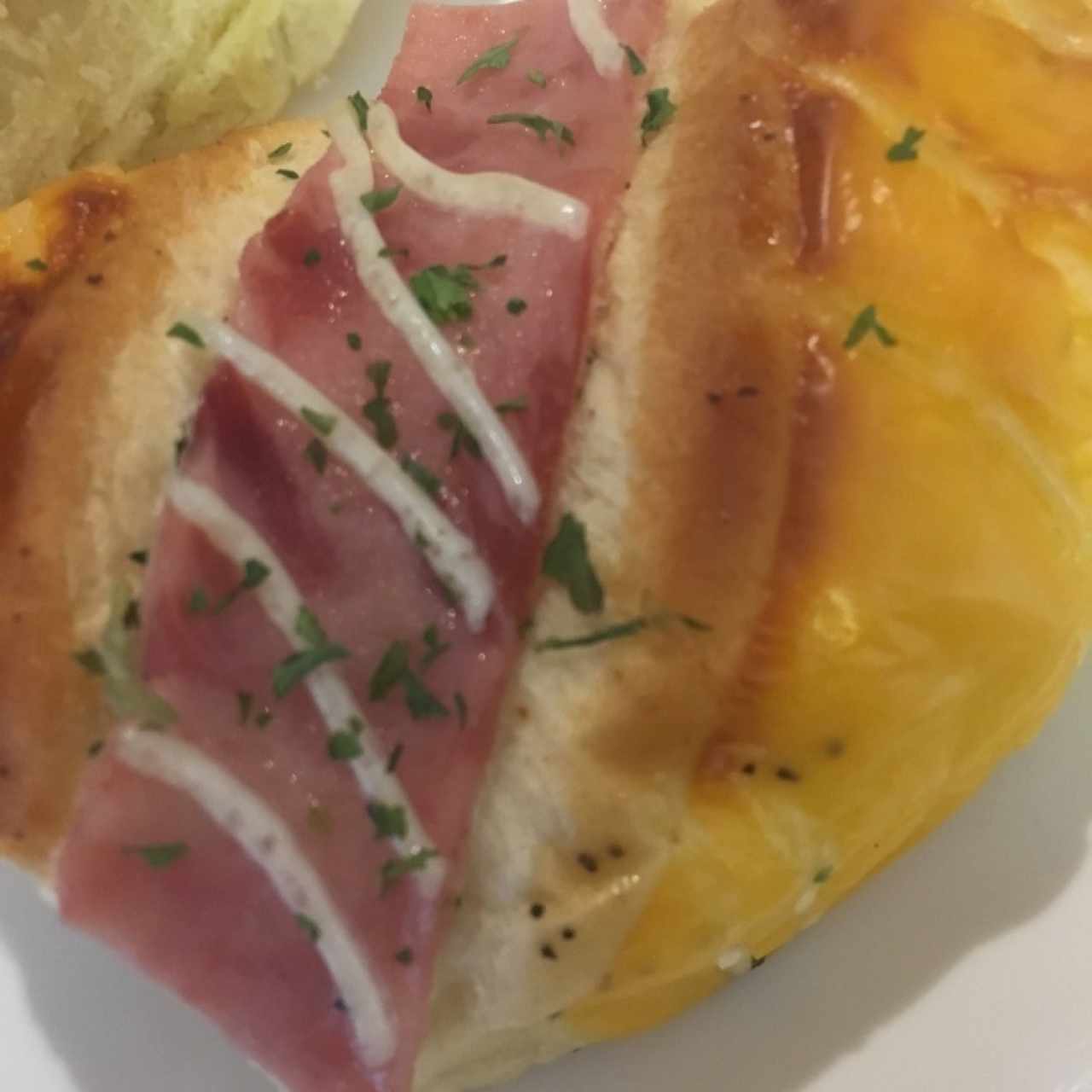 Pan con jamón y queso