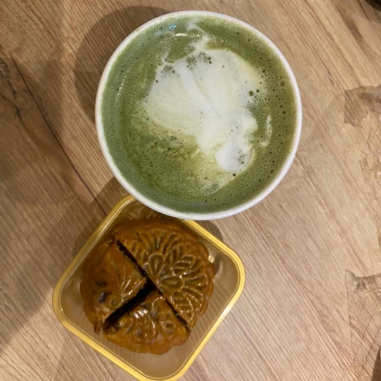 Matcha latte, mooncake de nueces y mitad de 1 yema