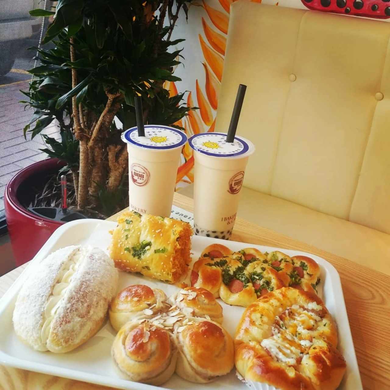 Pan de coco relleno de crema, Pan de Otoe, Pan de carne seca,Pan de queso y bacon, Pan de queso y salchicha, Almond Bubble Tea