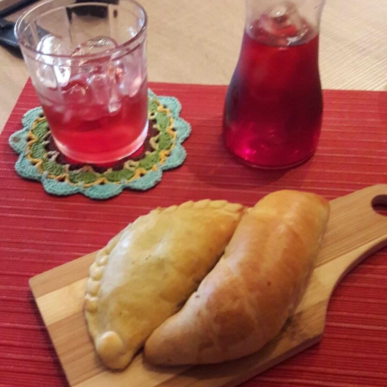 Delicioso Cachito, empanada y te frío Bosque rojo