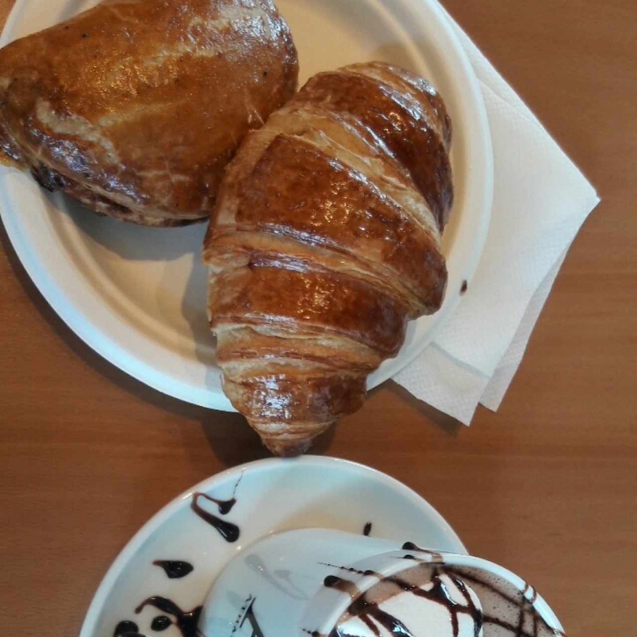 Croissant plain y empanada de pollo